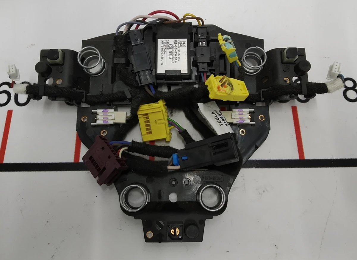 1 Модуль управления подушки безопасности водителя в сборе Tesla model X 2498691