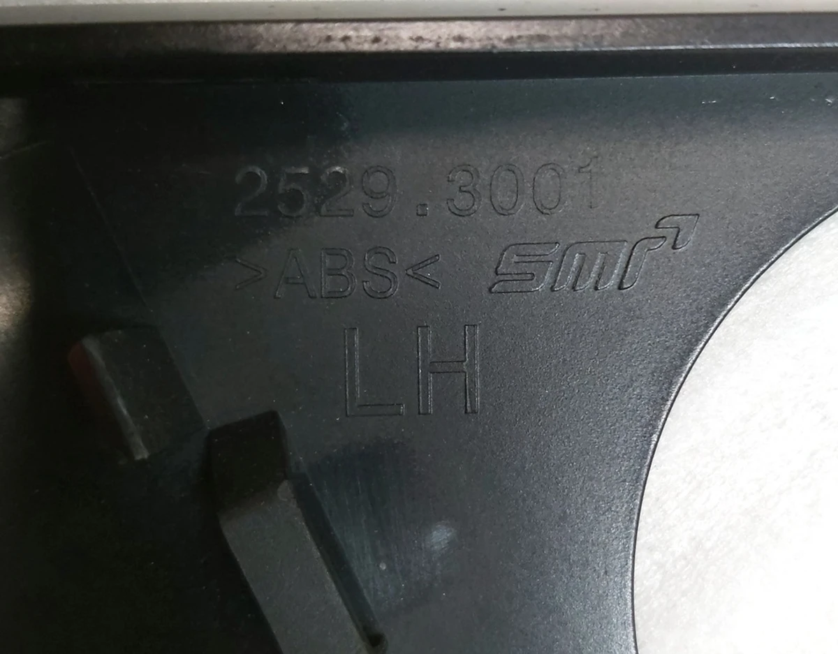 Upper right outer mirror bracket cover plate 2529.3001 BLACK with damage Tesla Model Y 1495587 1594111