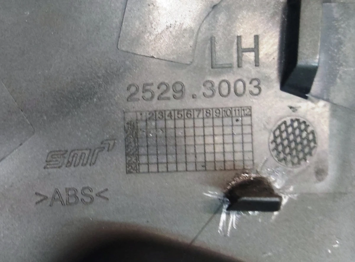 1 Накладка кронштейна зеркала наружного левого нижняя BLACK Tesla model Y 2529.3003