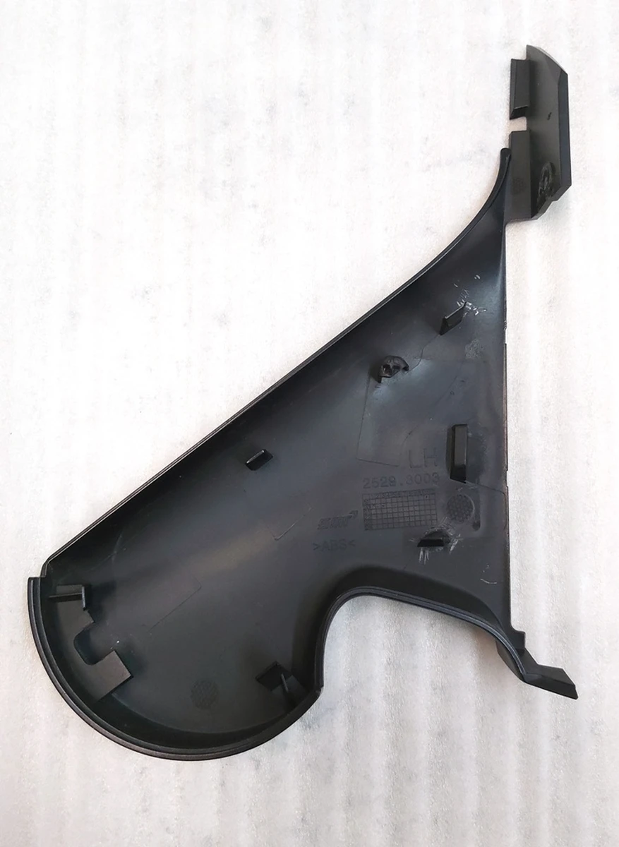 1 Накладка кронштейна зеркала наружного левого нижняя BLACK Tesla model Y 2529.3003