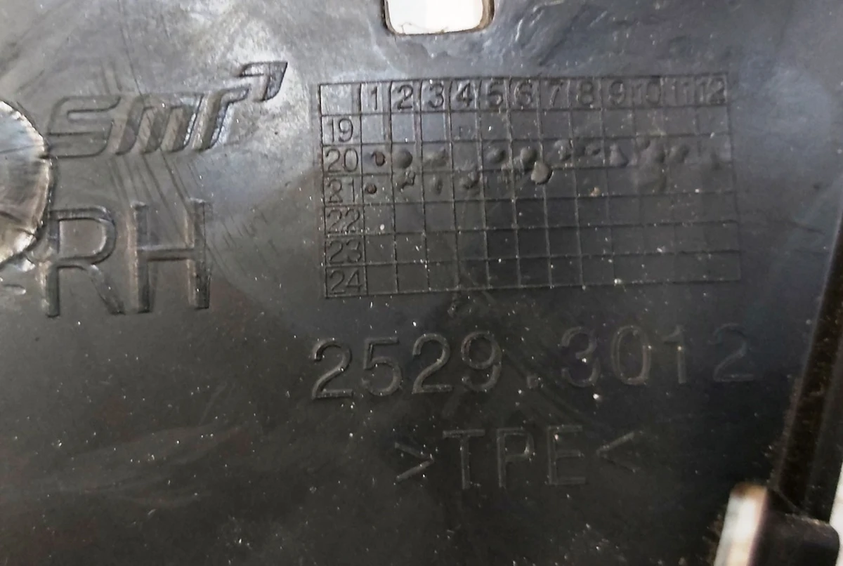 1 Ущільнювач дзеркала зовнішнього правого Tesla model Y 2529.3012