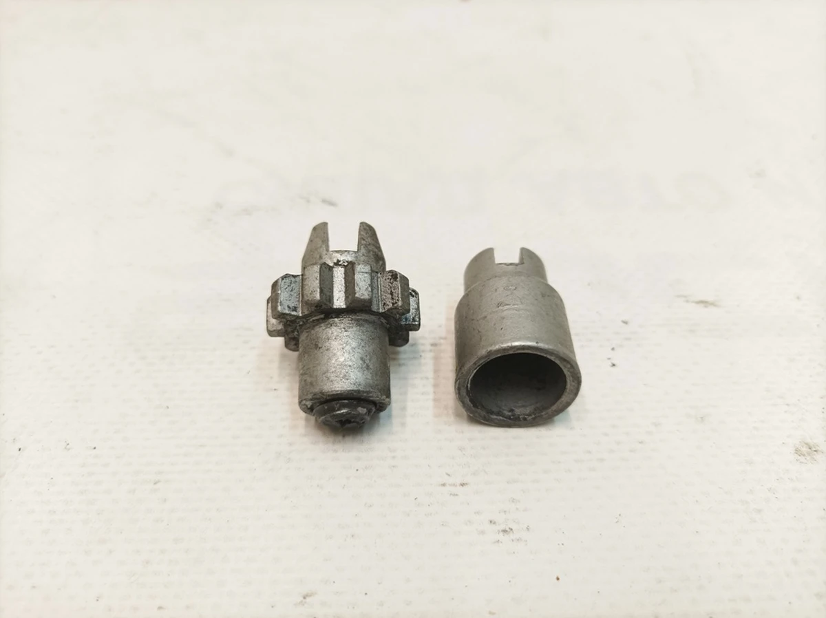 Гвинт регулювальний колодок гальма стоянки Porsche Taycan 298609723