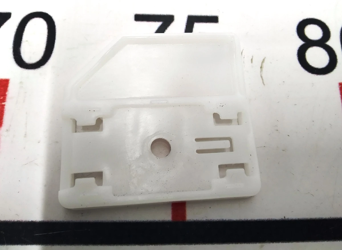 6 Кронштейн кріплення козирка сонцезахисного правого Tesla model S, model S REST 1013832-00-E