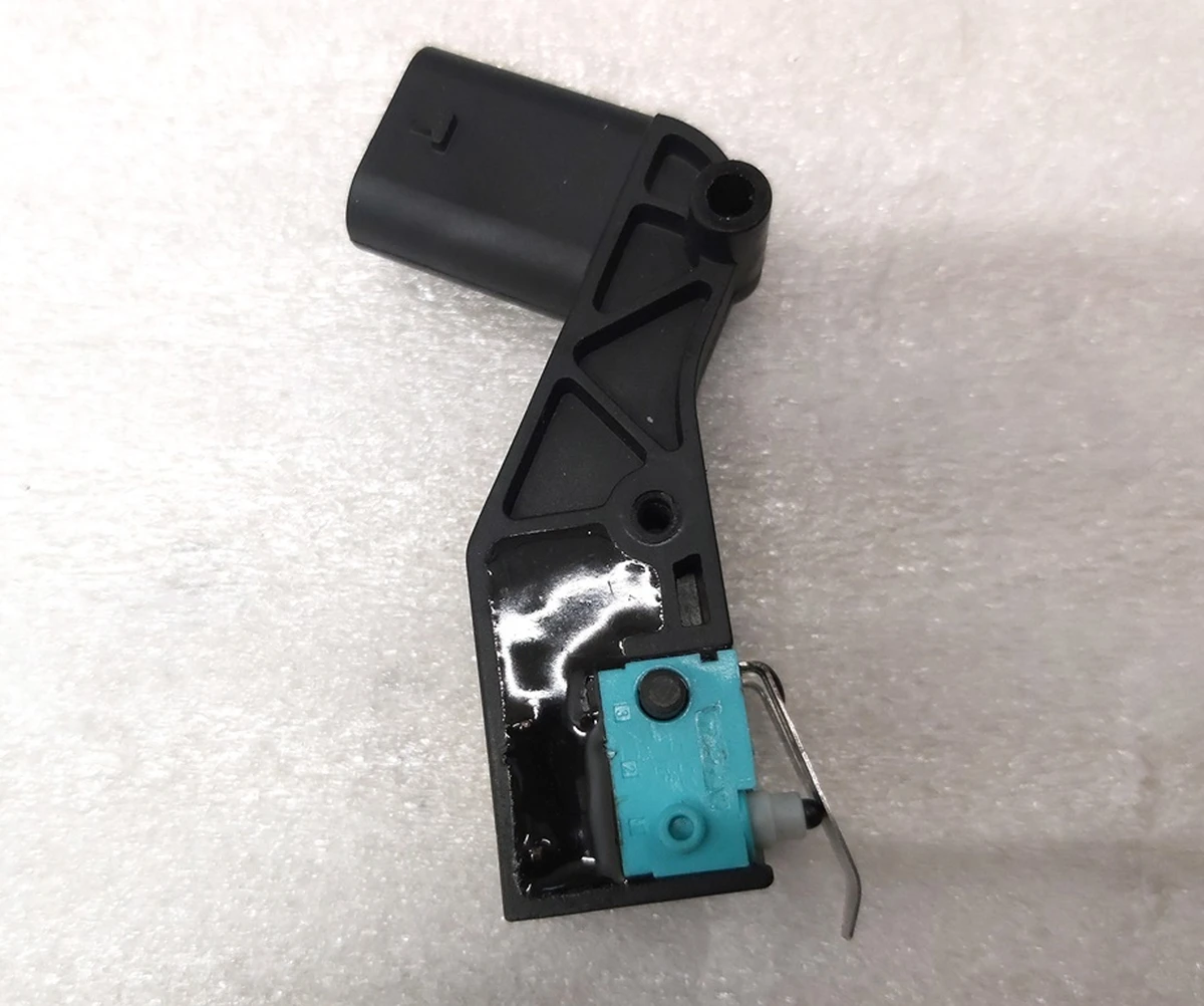 Датчик замка капота Tesla model 3, model 3 jan 2024, model Y 1500397-00-E
