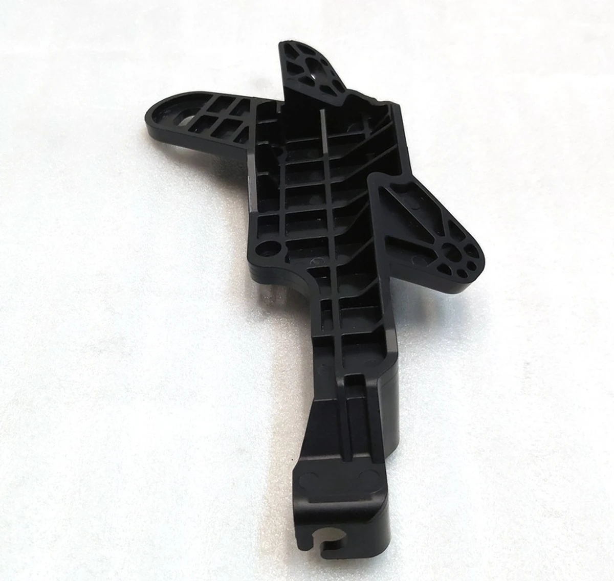 Кронштейн привода замка капота электрического открытия закрытия Tesla model 3, model Y 1500398