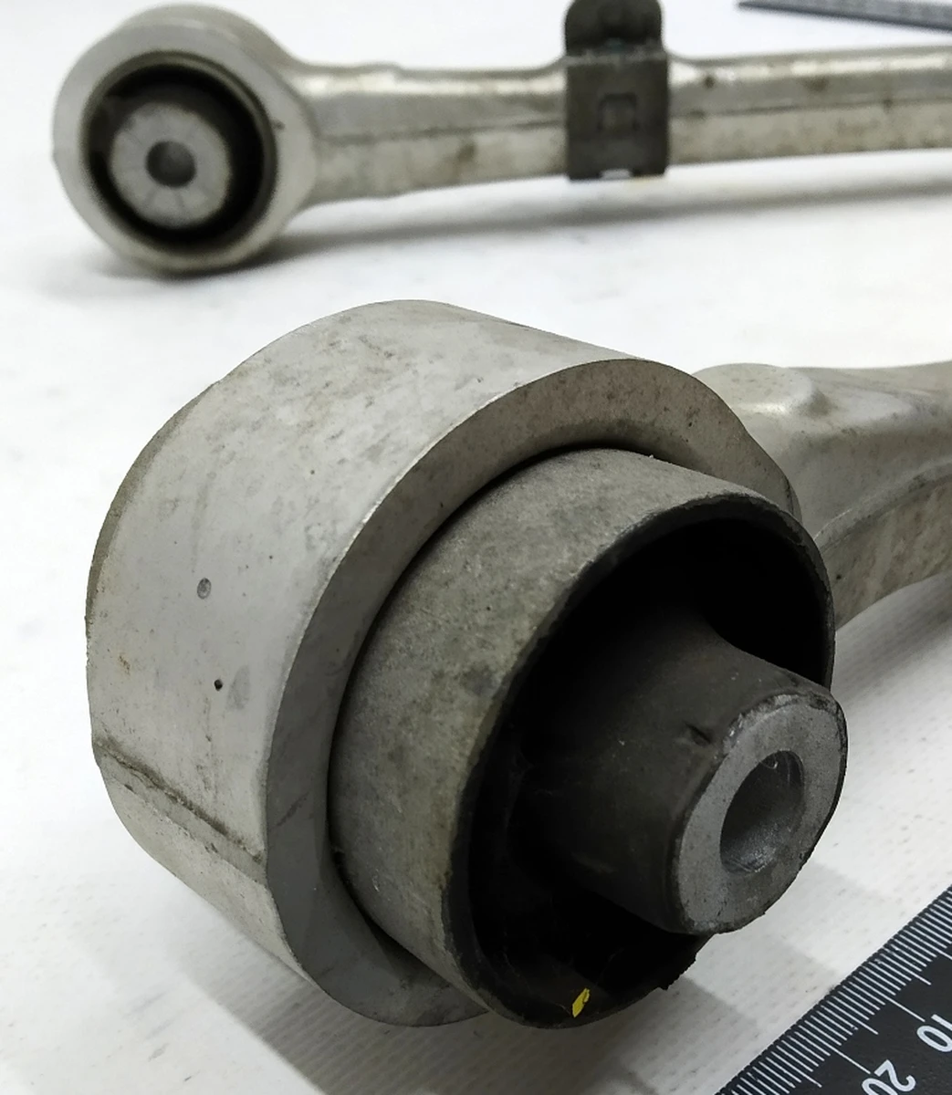 Важіль передній поперечний лівий з гумометалевим шарніром в зборі з гайкою BMW i3 31106863739