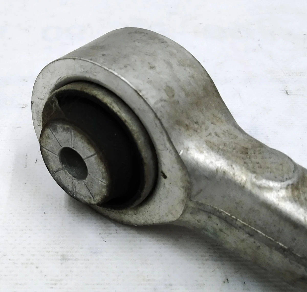 Важіль передній поперечний лівий з гумометалевим шарніром в зборі з гайкою BMW i3 31106863739