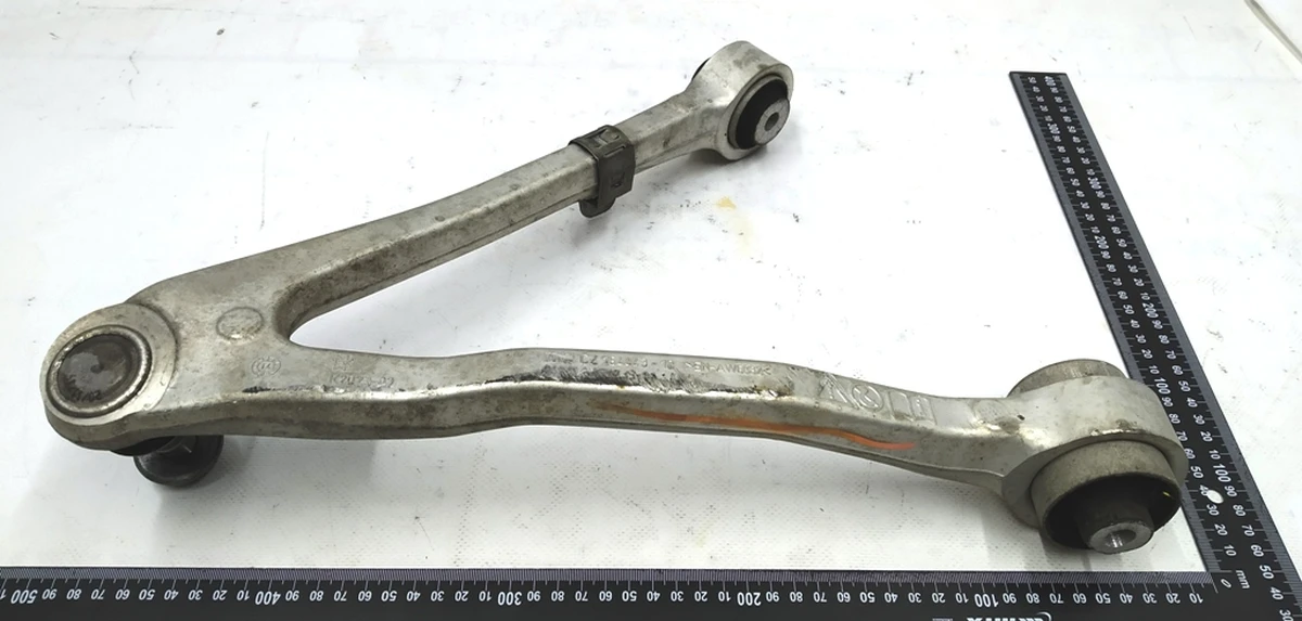 Важіль передній поперечний лівий з гумометалевим шарніром в зборі з гайкою BMW i3 31106863739