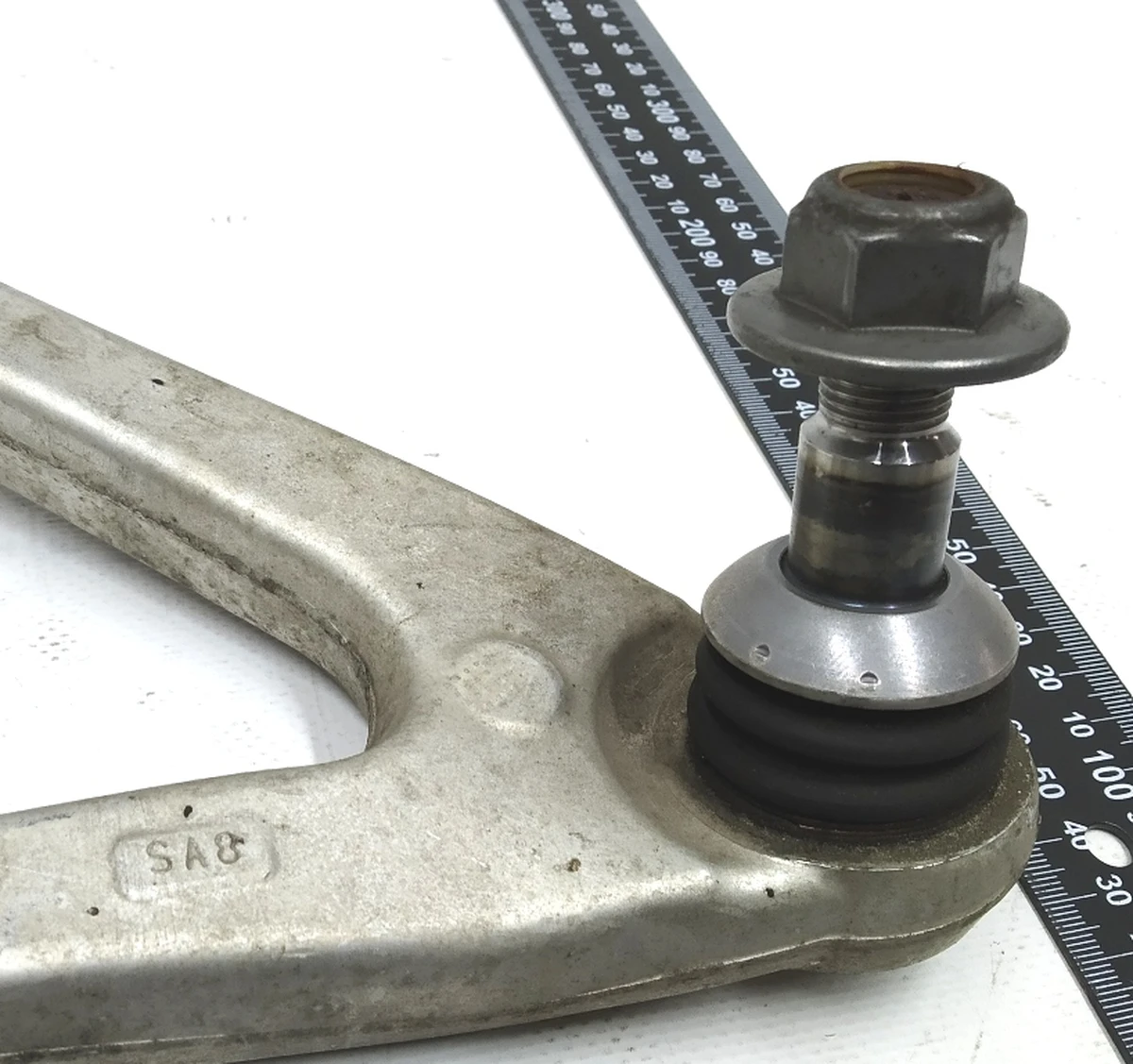 Важіль передній поперечний лівий з гумометалевим шарніром в зборі з гайкою BMW i3 31106863739