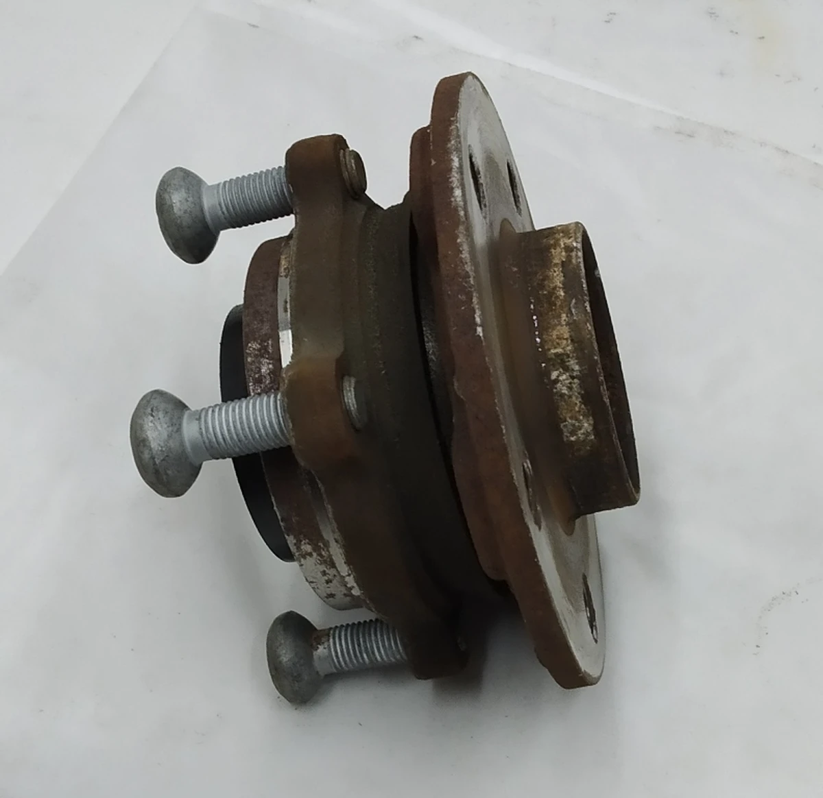 Маточина задня ліва / права в зборі з болтами кріплення до поворотного кулака (цапфі) BMW I3 31206874443