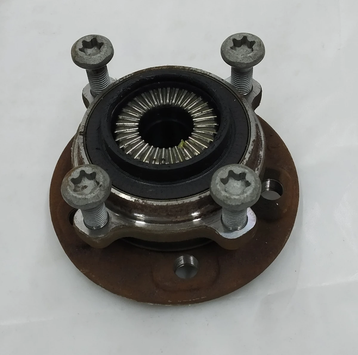 Маточина задня ліва / права в зборі з болтами кріплення до поворотного кулака (цапфі) BMW I3 31206874443