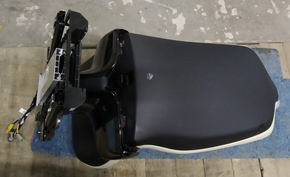 1 Сиденье 2-го ряда правое PUR CRM с мех. пер. (без блока упр. и подушки безопас.) (без электропривода наклона сиденья) Tesla model X 3123608-03-A