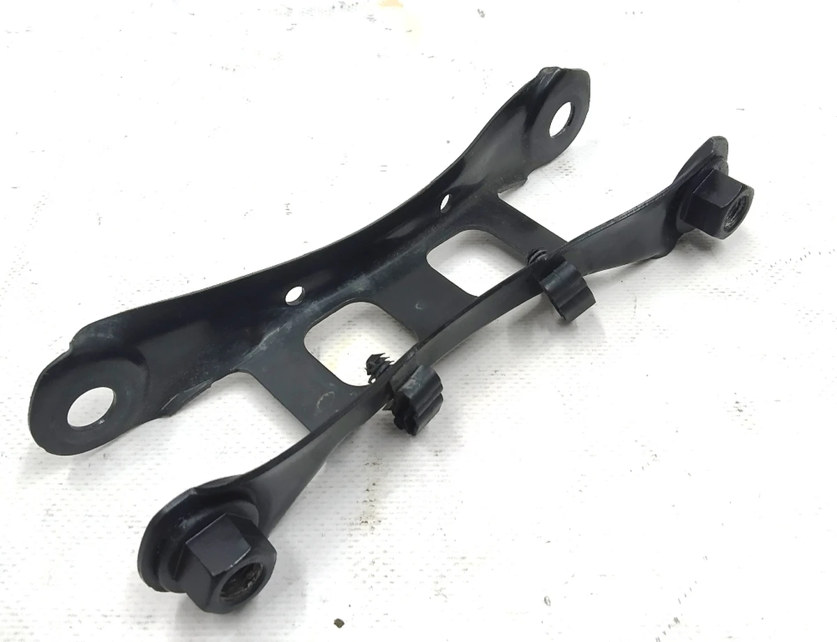 Важіль задній верхній подовжній правий в зборі з гайкою гвинта і кліпсами датчика ABS BMW i3 33306867882