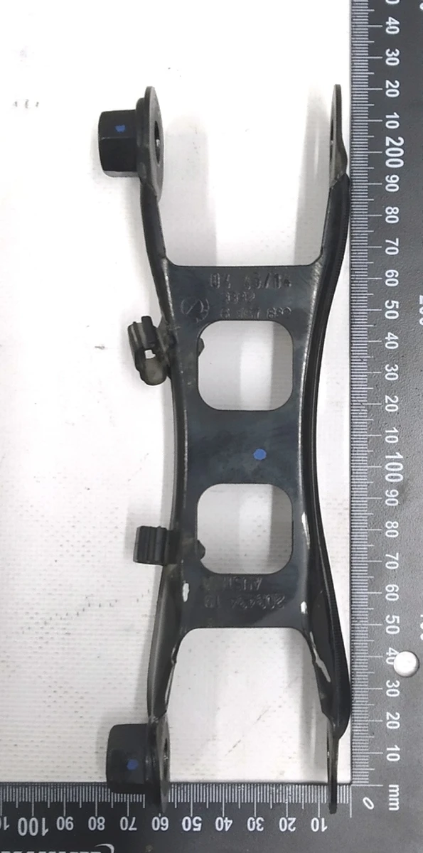 Важіль задній верхній подовжній правий в зборі з гайкою гвинта і кліпсами датчика ABS BMW i3 33306867882