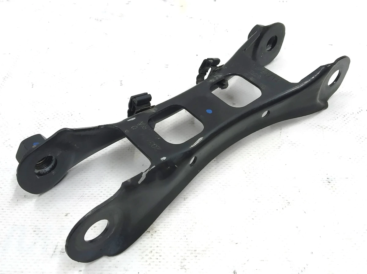 Важіль задній верхній подовжній правий в зборі з гайкою гвинта і кліпсами датчика ABS BMW i3 33306867882