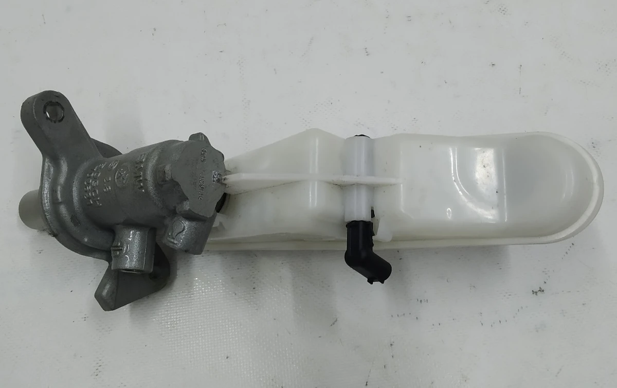 Головний гальмівний циліндр з розширювальним бачком і датчиком в зборі BMW i3 34336858911