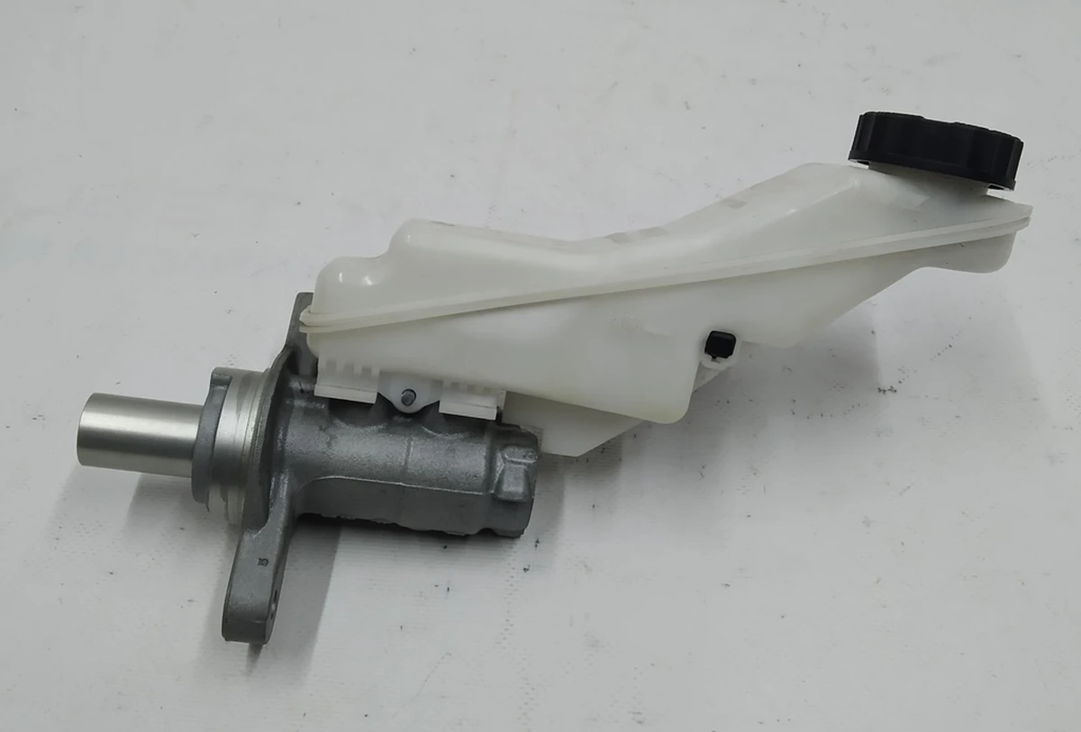 Головний гальмівний циліндр з розширювальним бачком і датчиком в зборі BMW i3 34336858911