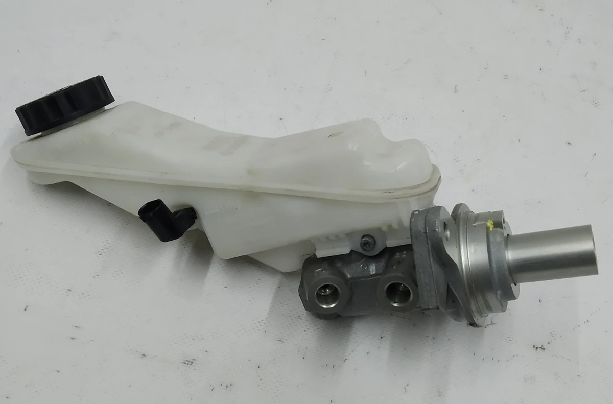 Головний гальмівний циліндр з розширювальним бачком і датчиком в зборі BMW i3 34336858911