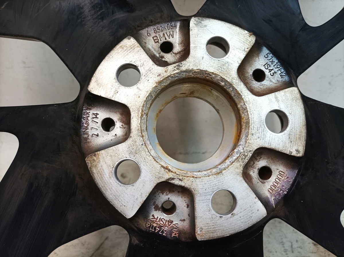 Light alloy wheel 5Jx19H2 IS43 with minor damage BMW I3 36116852054