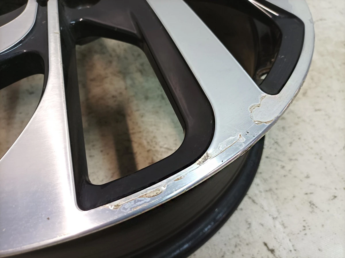 Колісний диск легкосплавний 5,5Jx19H2 IS53 з дрібними пошкодженнями BMW I3 36116852055