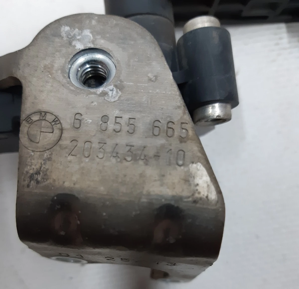 Датчик уровня дорожного просвета передний левый в сборе с кронштейном и рычагом BMW i3 37146867646