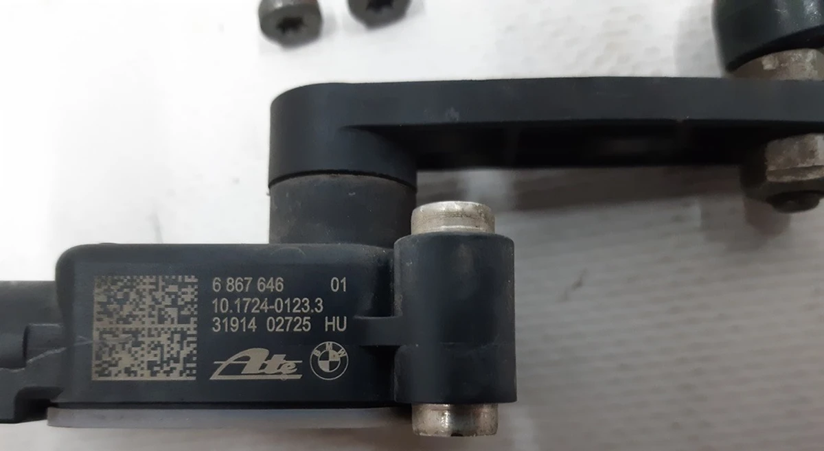 Датчик уровня дорожного просвета передний левый в сборе с кронштейном и рычагом BMW i3 37146867646