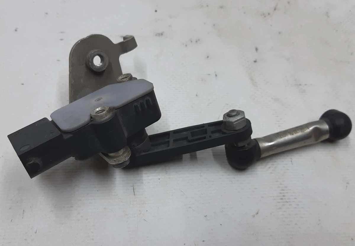 Датчик уровня дорожного просвета передний левый в сборе с кронштейном и рычагом BMW i3 37146867646