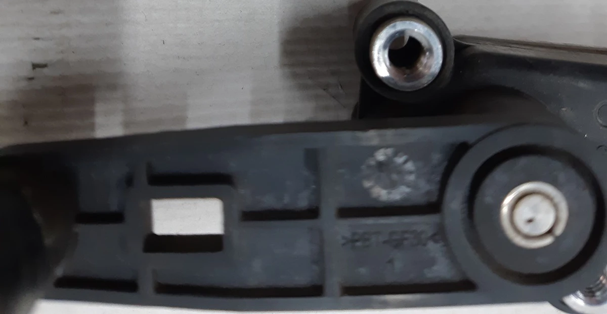 Датчик уровня дорожного просвета передний левый в сборе с кронштейном и рычагом BMW i3 37146867646