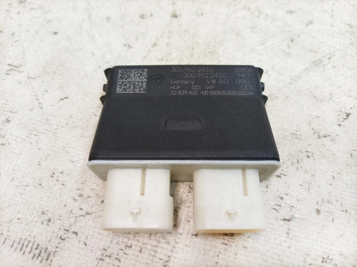 Блок управления бесконтактного открытия/закрытия крышки багажника Porsche Taycan Audi E-tron 3G0962243C