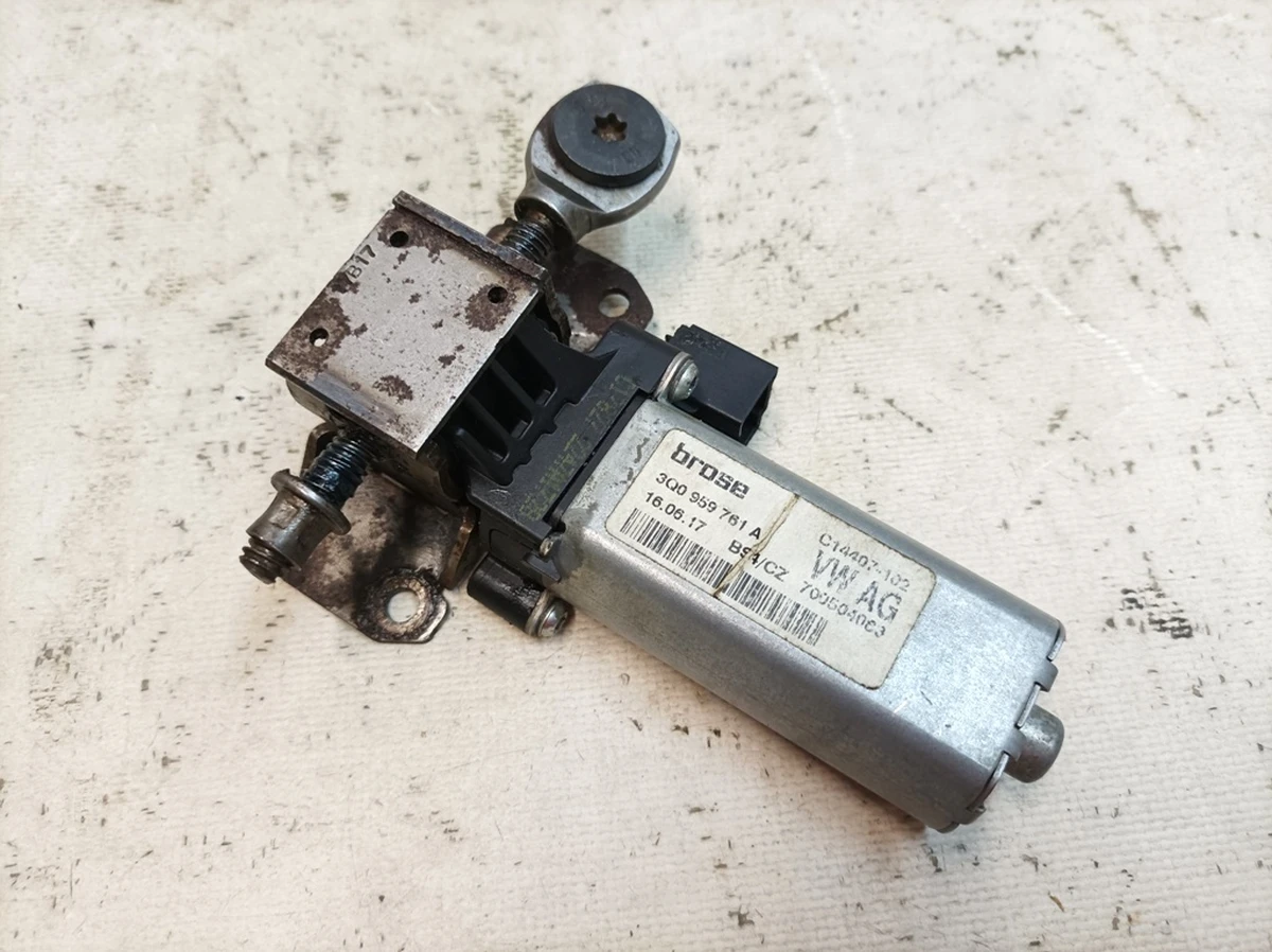 Электродвигатель регулировки наклона сиденья с повреждением Audi Q7 3Q0959247