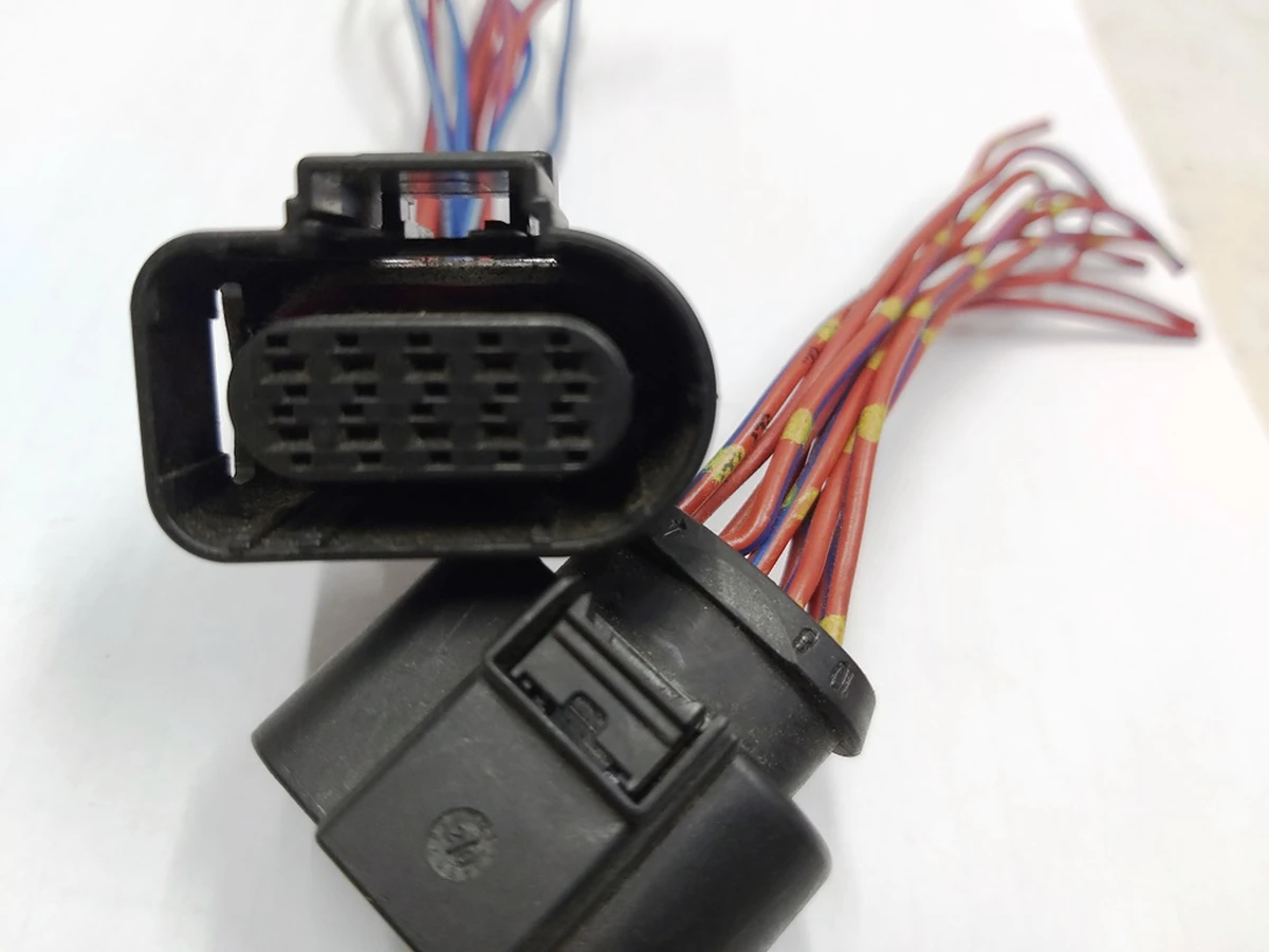 Роз'єм (фішка) блоку клапанів (10pin) 42122600 Tesla Model S REST, Model X 1027919-00-B