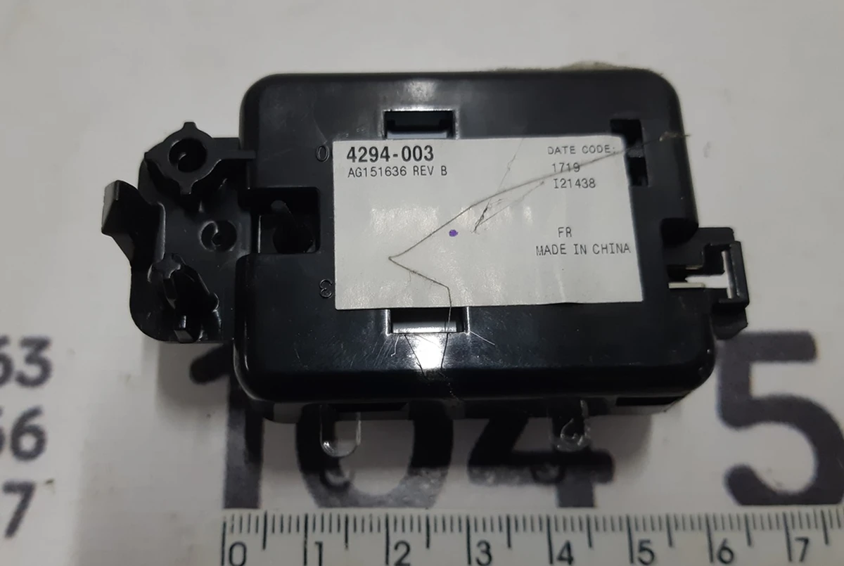 5 Фонарь подсветки салона задний лев прав Tesla model S, model S REST 1002484-00-C