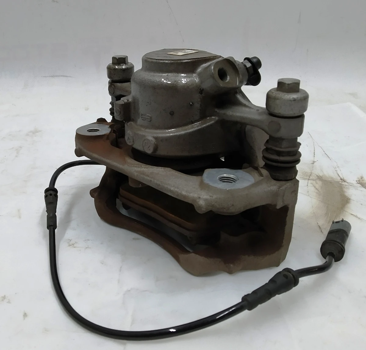 Суппорт тормозной передний левый в сборе с датчиком износа направляющей и колодками  BMW i3 34116860269