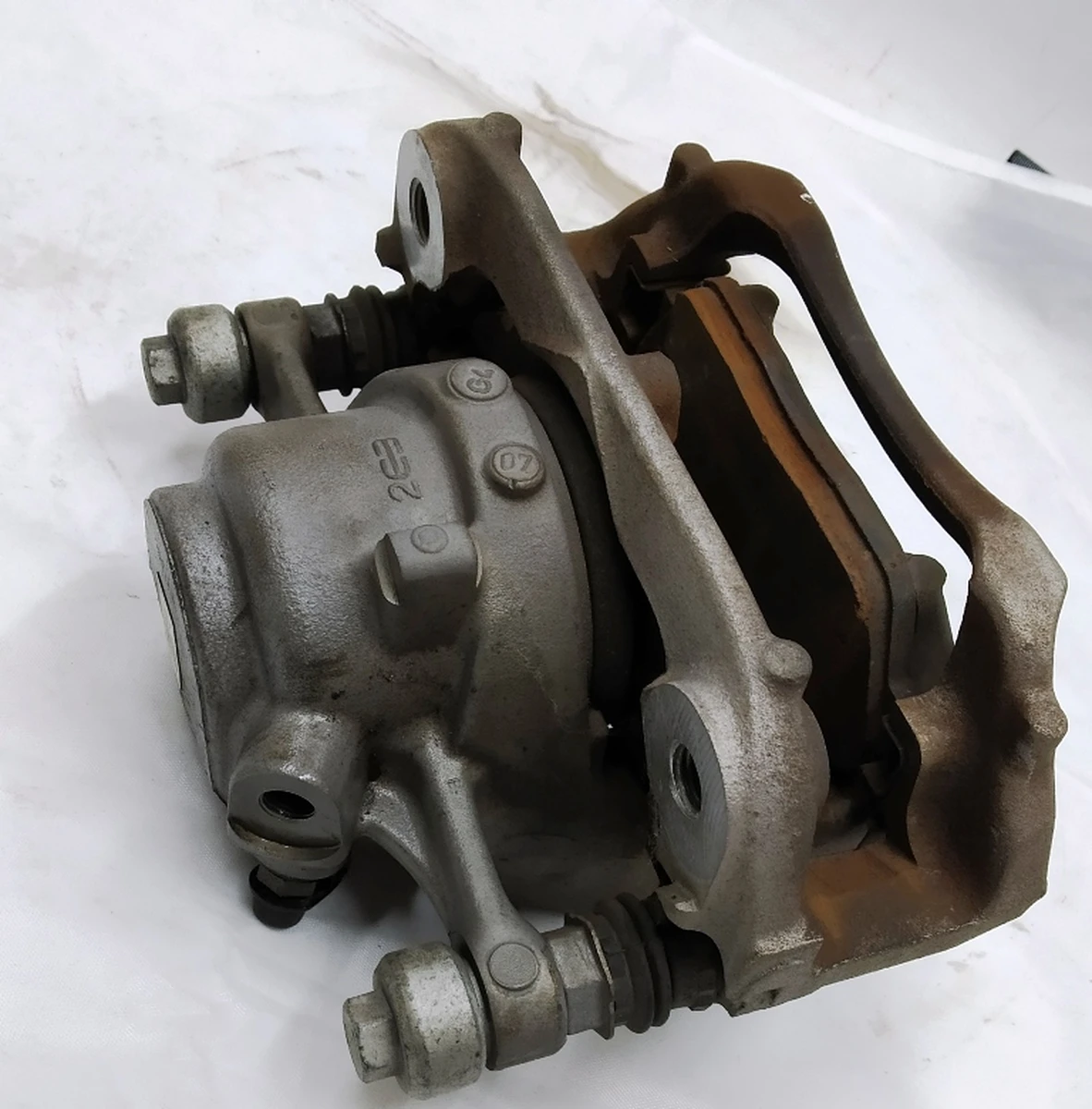 Супорт гальмівний передній правий в зборі з направляючою і колодками BMW i3 34116860270