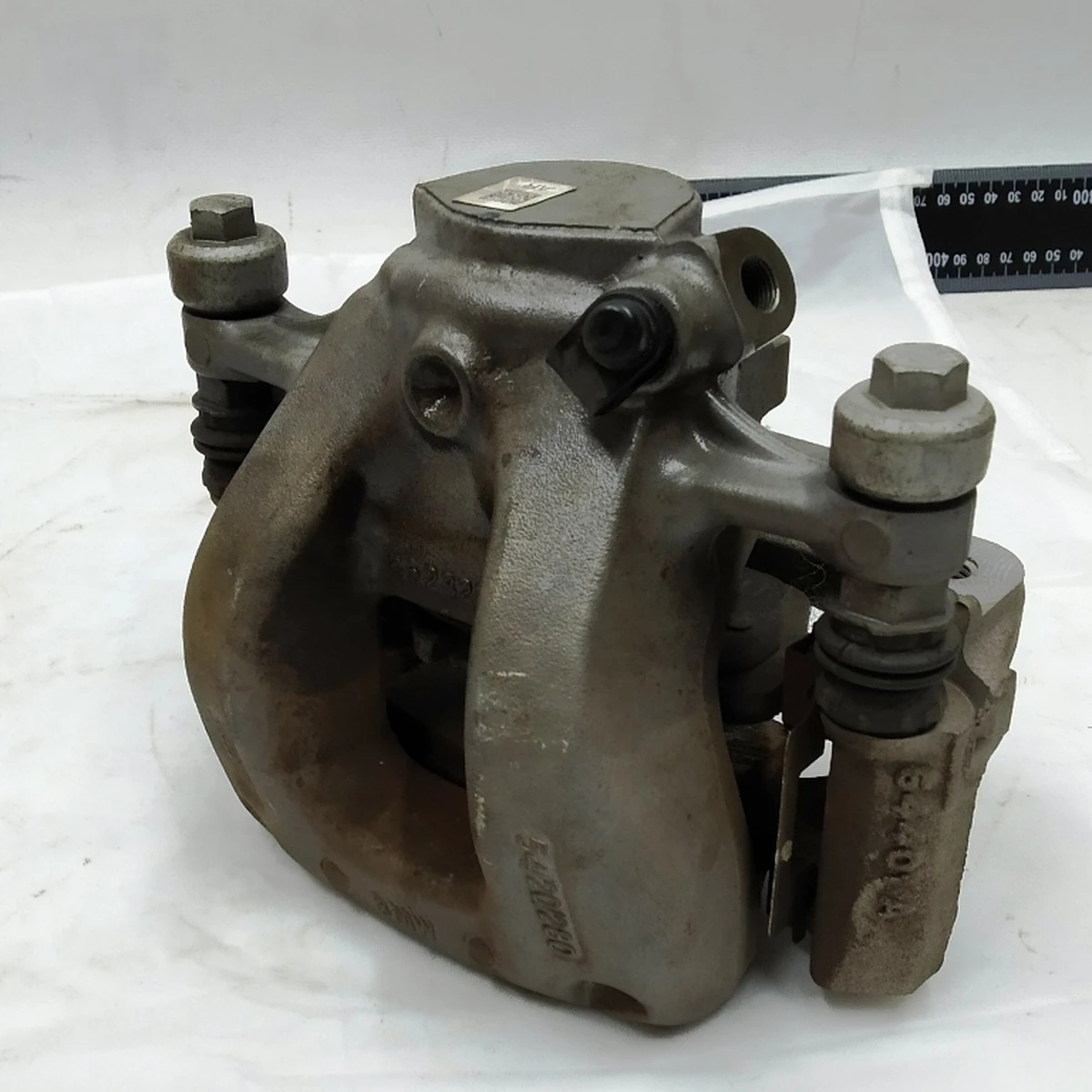 Супорт гальмівний передній правий в зборі з направляючою і колодками BMW i3 34116860270