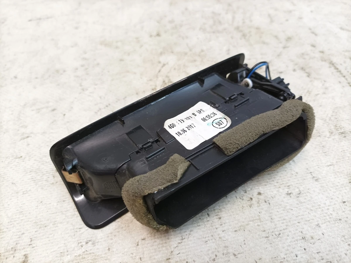 Дефлектор лівий верхній з пошкодженням 6PS soul Audi Q7 4G0819209B