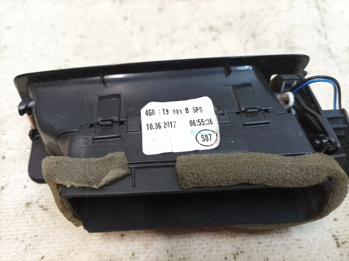 Дефлектор лівий верхній з пошкодженням 6PS soul Audi Q7 4G0819209B