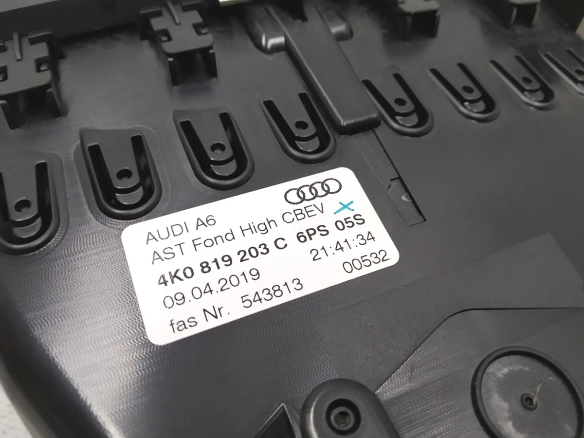 Дефлектор центральної консолі обдування пасажирів 2-го ряду Audi E-tron 4K0819203C