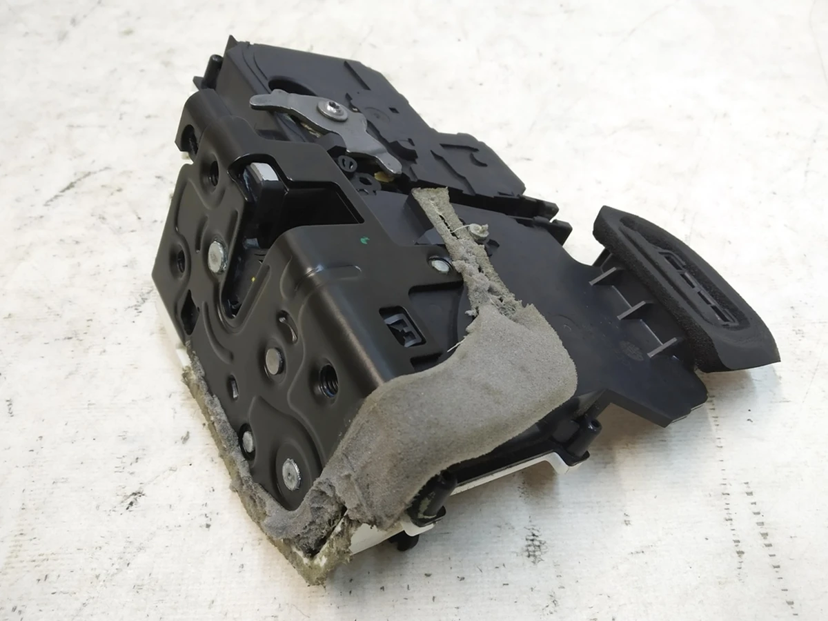 Rear right door lock damaged Audi A7 4K0839016Q