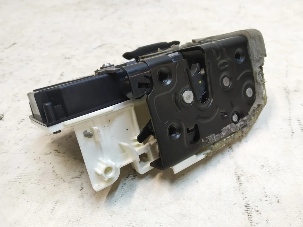 Rear right door lock damaged Audi A7 4K0839016Q