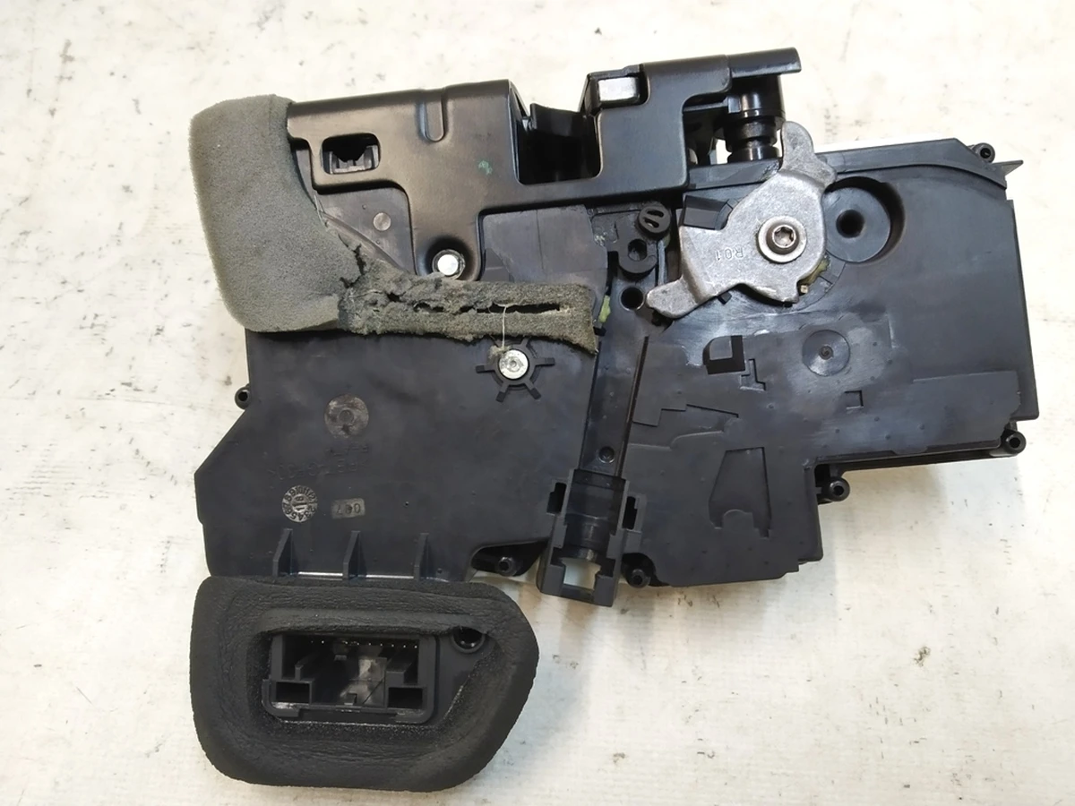 Rear right door lock damaged Audi A7 4K0839016Q