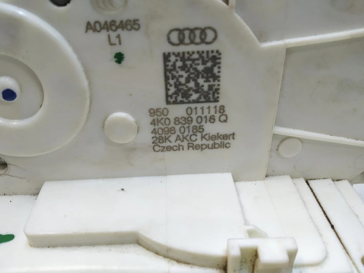 Rear right door lock damaged Audi A7 4K0839016Q