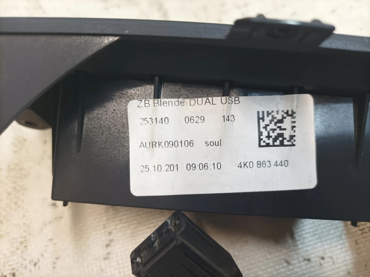 Rear center console trim 6PS soul complete with socket 12V Audi A7 4K0863440