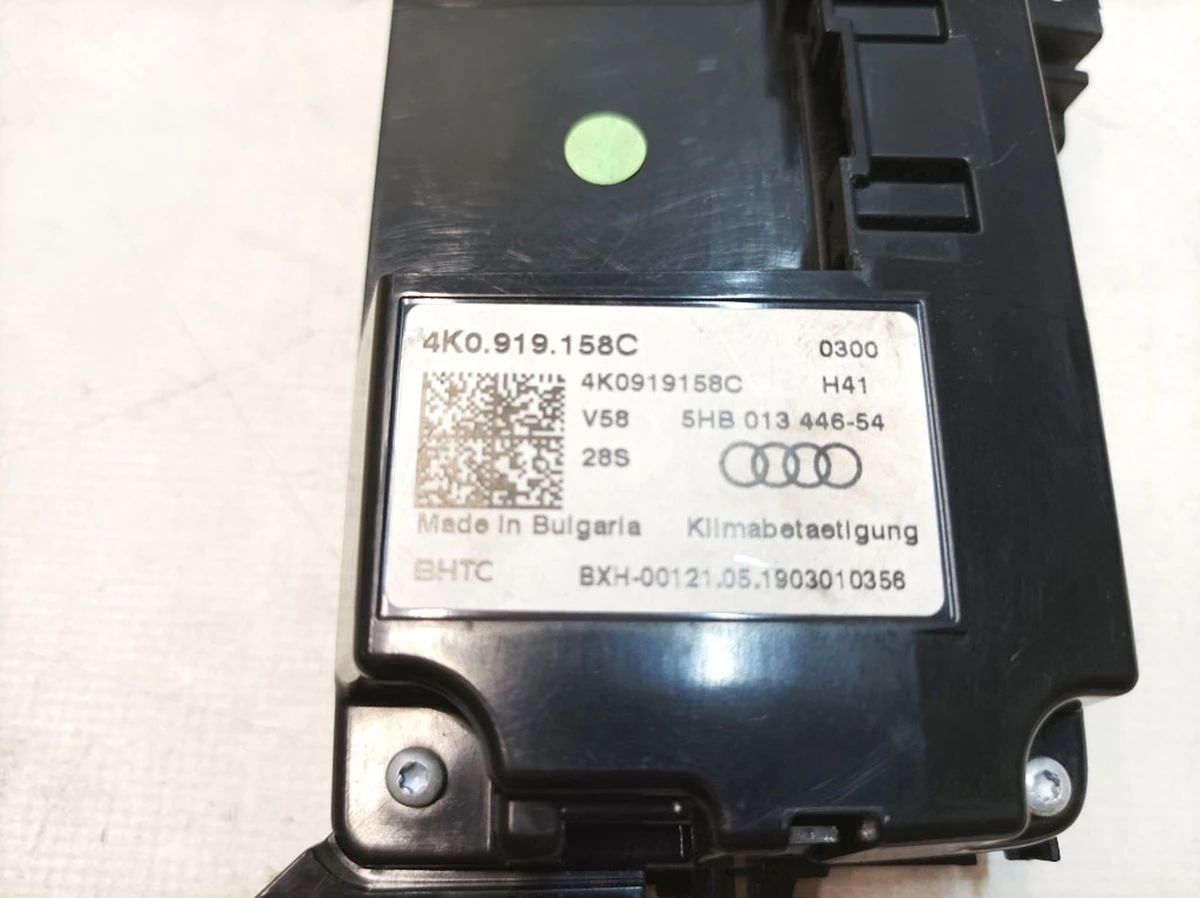 Air conditioner control and display panel touchscreen with scratches Audi E-tron 4K0919158C