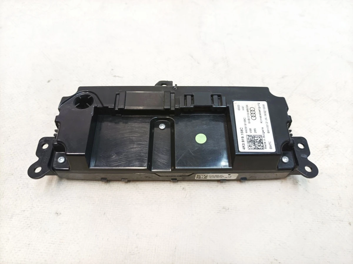 Air conditioner control and display panel touchscreen with scratches Audi E-tron 4K0919158C