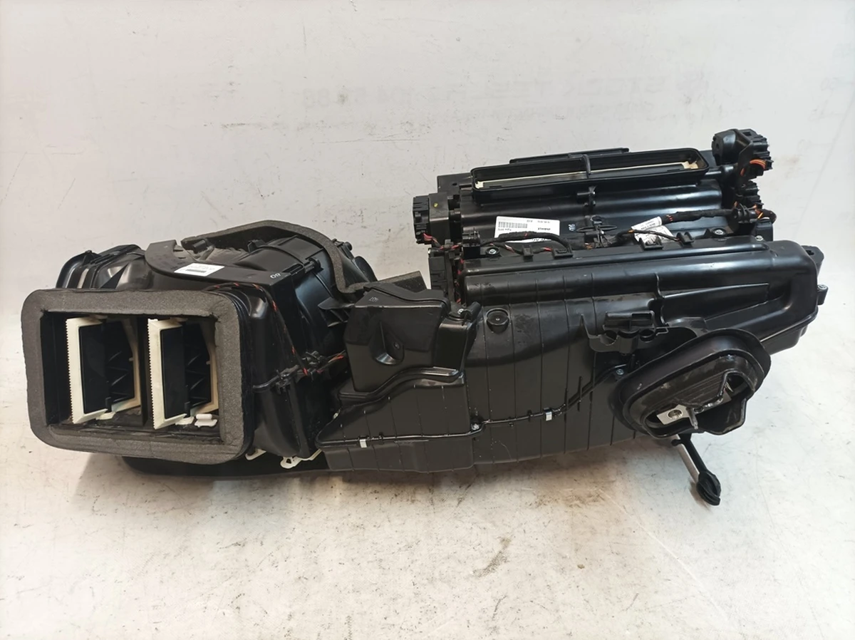 Система обігріву та кондиціювання салону (пічка) у зборі без теплообмінника Audi E-tron 4K1820005R