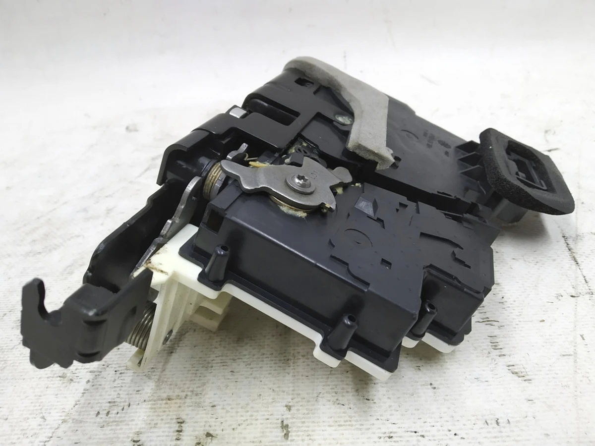 Замок двері передньої лівої Audi E-tron 4K1837015L