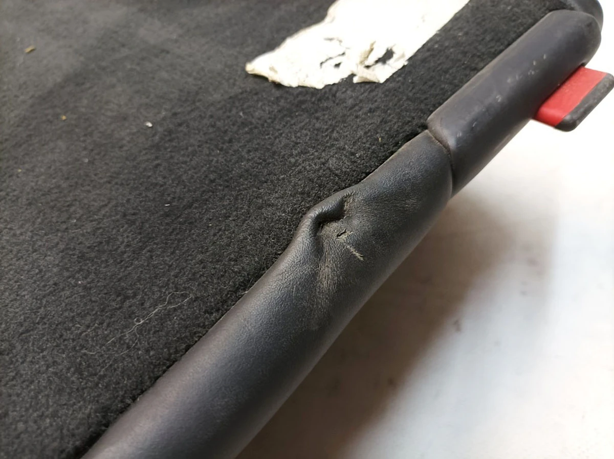 Спинка сидіння другого ряду ліва з ушкодженням SLI Audi E-tron 4K5885815K