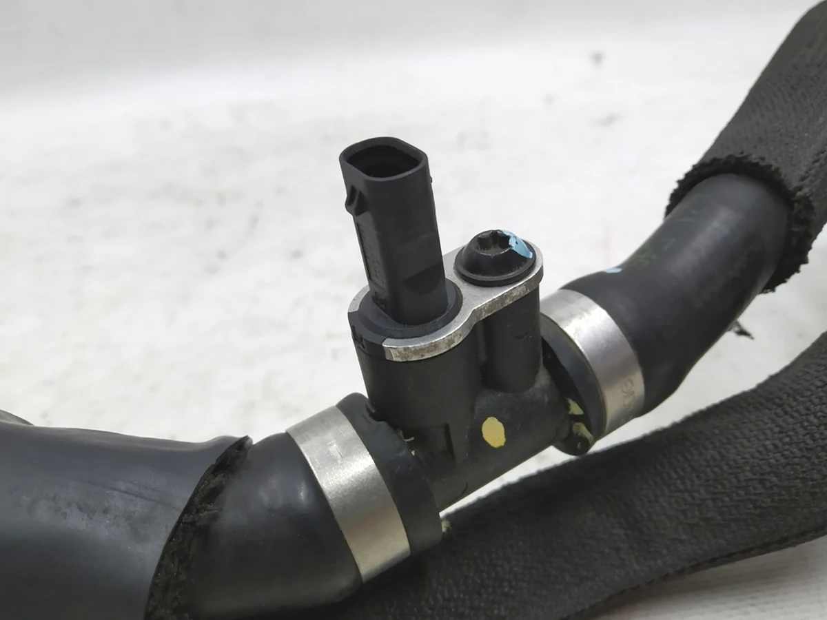 Шланг рідини, що охолоджує, з датчиком температури подвійний Audi E-tron 4KE121036C