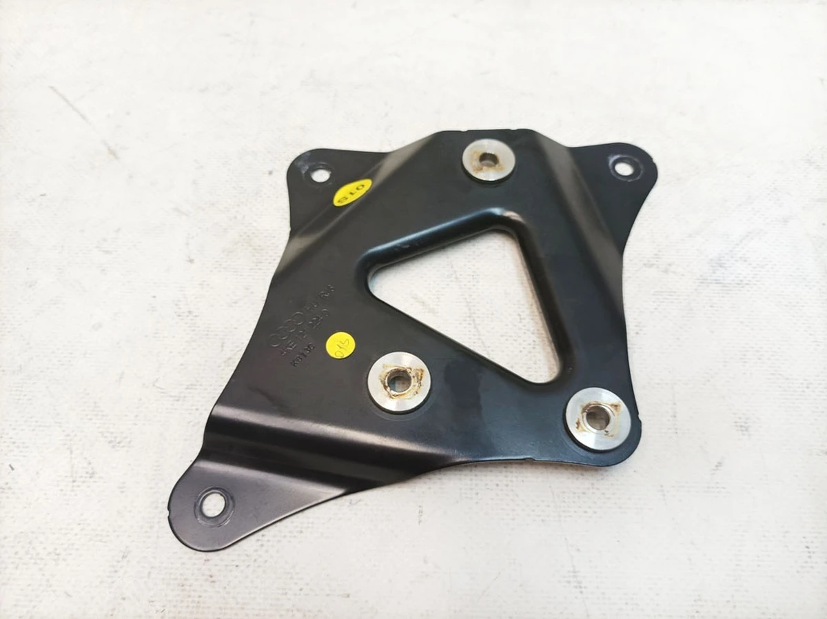 Кронштейн нагревательного элемента Audi E-tron 4KE121224D